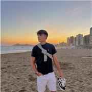 Profesor de forma presencial que practica muchos deportes de manera habitual y estudiante de lenguas